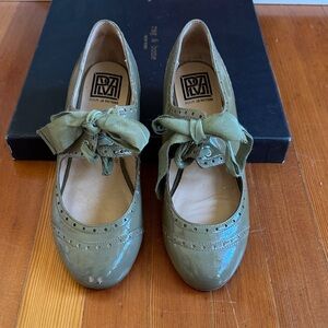 Pour La Victoire Olive Green Flats